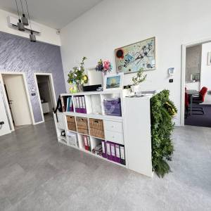 Moderan poslovni ulični prostor 131 m2, + 2 garaže, top lokacija,Špansko