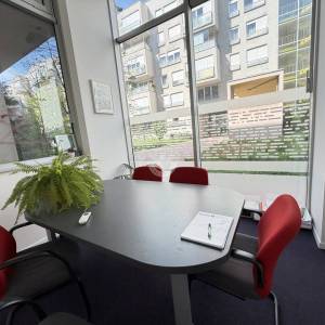 Moderan poslovni ulični prostor 131 m2, + 2 garaže, top lokacija,Špansko