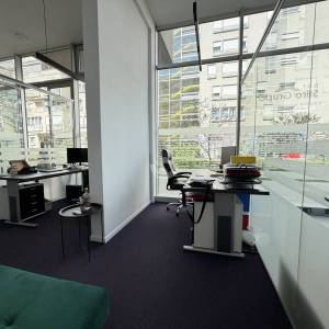 Moderan poslovni ulični prostor 131 m2, + 2 garaže, top lokacija,Špansko