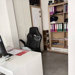 Moderan poslovni ulični prostor 131 m2, + 2 garaže, top lokacija,Špansko