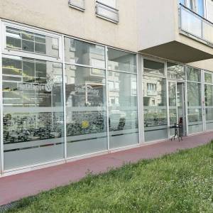 Moderan poslovni ulični prostor 131 m2, + 2 garaže, top lokacija,Špansko