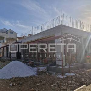 Moderan stan s terasom, vrtom i parkingom u Korčuli