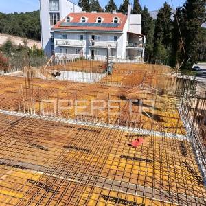 Moderan stan s terasom, vrtom i parkingom u Korčuli