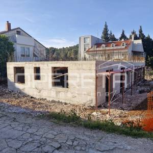 Moderan stan s terasom, vrtom i parkingom u Korčuli