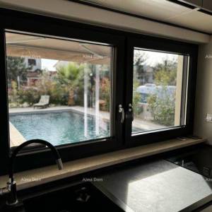 Moderano opremljen stan s vlastitim bazenom, vrtom i parkirnim mjestom, Pula!