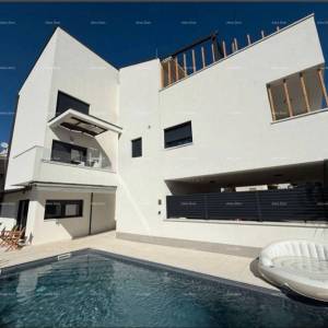 Moderano opremljen stan s vlastitim bazenom, vrtom i parkirnim mjestom, Pula!