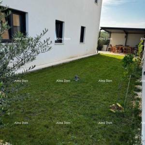 Moderano opremljen stan s vlastitim bazenom, vrtom i parkirnim mjestom, Pula!