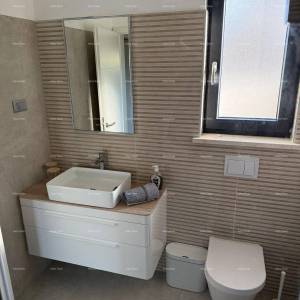 Moderano opremljen stan s vlastitim bazenom, vrtom i parkirnim mjestom, Pula!