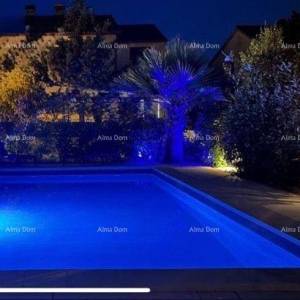 Moderano opremljen stan s vlastitim bazenom, vrtom i parkirnim mjestom, Pula!