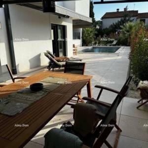 Moderano opremljen stan s vlastitim bazenom, vrtom i parkirnim mjestom, Pula!