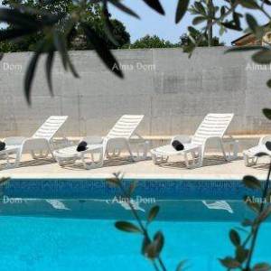 Moderna kuća s bazenom u Puli, samo 1500 m od mora