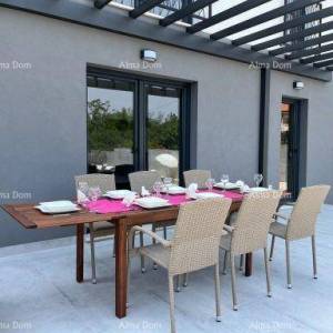 Moderna kuća s bazenom u Puli, samo 1500 m od mora