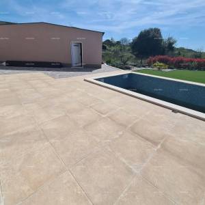 Moderna oaza s bazenom i vlastitim vrtom u Banjolama. Zgrada ima uporabnu dozvolu.