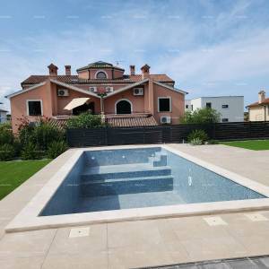 Moderna oaza s bazenom i vlastitim vrtom u Banjolama. Zgrada ima uporabnu dozvolu.