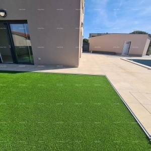 Moderna oaza s bazenom i vlastitim vrtom u Banjolama. Zgrada ima uporabnu dozvolu.