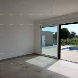 Moderna oaza s bazenom i vlastitim vrtom u Banjolama. Zgrada ima uporabnu dozvolu.