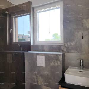 Moderna oaza s bazenom i vlastitim vrtom u Banjolama. Zgrada ima uporabnu dozvolu.