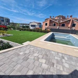 Moderna oaza s bazenom i vlastitim vrtom u Banjolama. Zgrada ima uporabnu dozvolu.