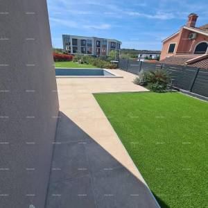 Moderna oaza s bazenom i vlastitim vrtom u Banjolama. Zgrada ima uporabnu dozvolu.