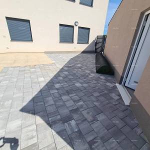 Moderna oaza s bazenom i vlastitim vrtom u Banjolama. Zgrada ima uporabnu dozvolu.