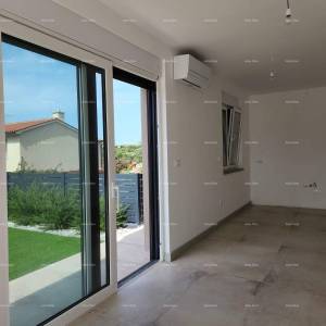 Moderna oaza s bazenom i vlastitim vrtom u Banjolama. Zgrada ima uporabnu dozvolu.