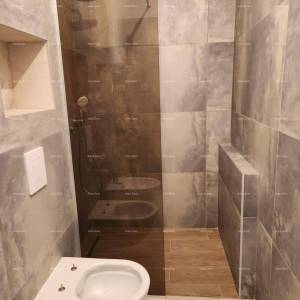 Moderna oaza s bazenom i vlastitim vrtom u Banjolama. Zgrada ima uporabnu dozvolu.