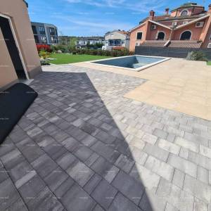 Moderna oaza s bazenom i vlastitim vrtom u Banjolama. Zgrada ima uporabnu dozvolu.