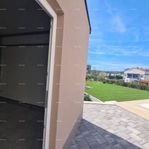 Moderna oaza s bazenom i vlastitim vrtom u Banjolama. Zgrada ima uporabnu dozvolu.