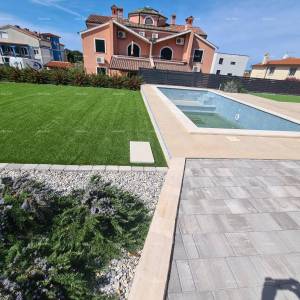 Moderna oaza s bazenom i vlastitim vrtom u Banjolama. Zgrada ima uporabnu dozvolu.