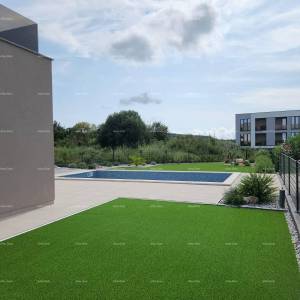 Moderna oaza s bazenom i vlastitim vrtom u Banjolama. Zgrada ima uporabnu dozvolu.