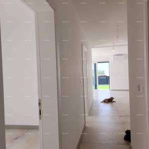 Moderna oaza s bazenom i vlastitim vrtom u Banjolama. Zgrada ima uporabnu dozvolu.