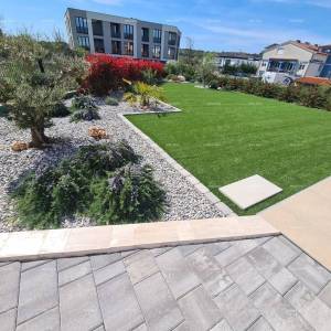 Moderna oaza s bazenom i vlastitim vrtom u Banjolama. Zgrada ima uporabnu dozvolu.