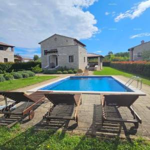 Moderna obiteljska kuća sa bazenom u Svetom Lovreču