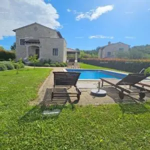 Moderna obiteljska kuća sa bazenom u Svetom Lovreču