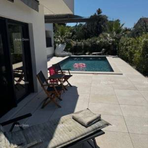 Moderno opremljen stan s vlastitim bazenom, vrtom i parkirnim mjestom, Pula!