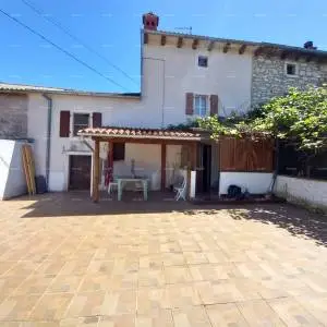 Na prodaju: šarmantna istarska kuća s prostranim dvorištem – Valtura