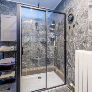 Njivice, prodaja namještene kuće s pogledom na more!