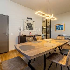 Njivice, prodaja namještene kuće s pogledom na more!