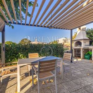 Njivice, prodaja namještene kuće s pogledom na more!