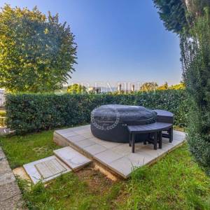 Njivice, prodaja namještene kuće s pogledom na more!