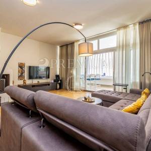 Njivice, prodaja namještene kuće s pogledom na more!