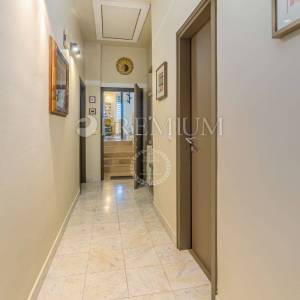 Njivice, prodaja namještene kuće s pogledom na more!