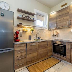 Njivice, prodaja namještene kuće s pogledom na more!