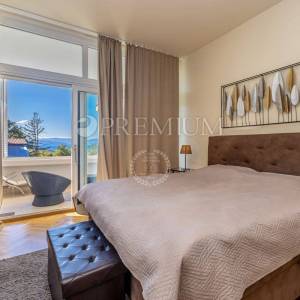 Njivice, prodaja namještene kuće s pogledom na more!