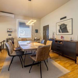 Njivice, prodaja namještene kuće s pogledom na more!