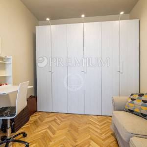 Njivice, prodaja namještene kuće s pogledom na more!