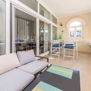 Njivice, prodaja namještene kuće s pogledom na more!