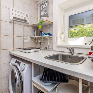 Njivice, prodaja namještene kuće s pogledom na more!