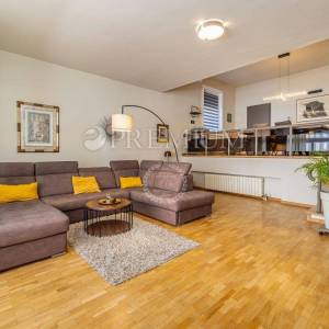 Njivice, prodaja namještene kuće s pogledom na more!