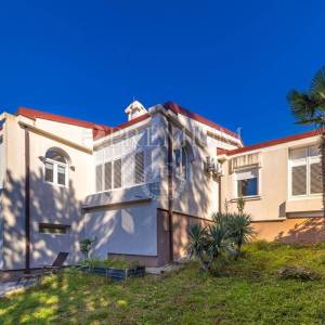 Njivice, prodaja namještene kuće s pogledom na more!